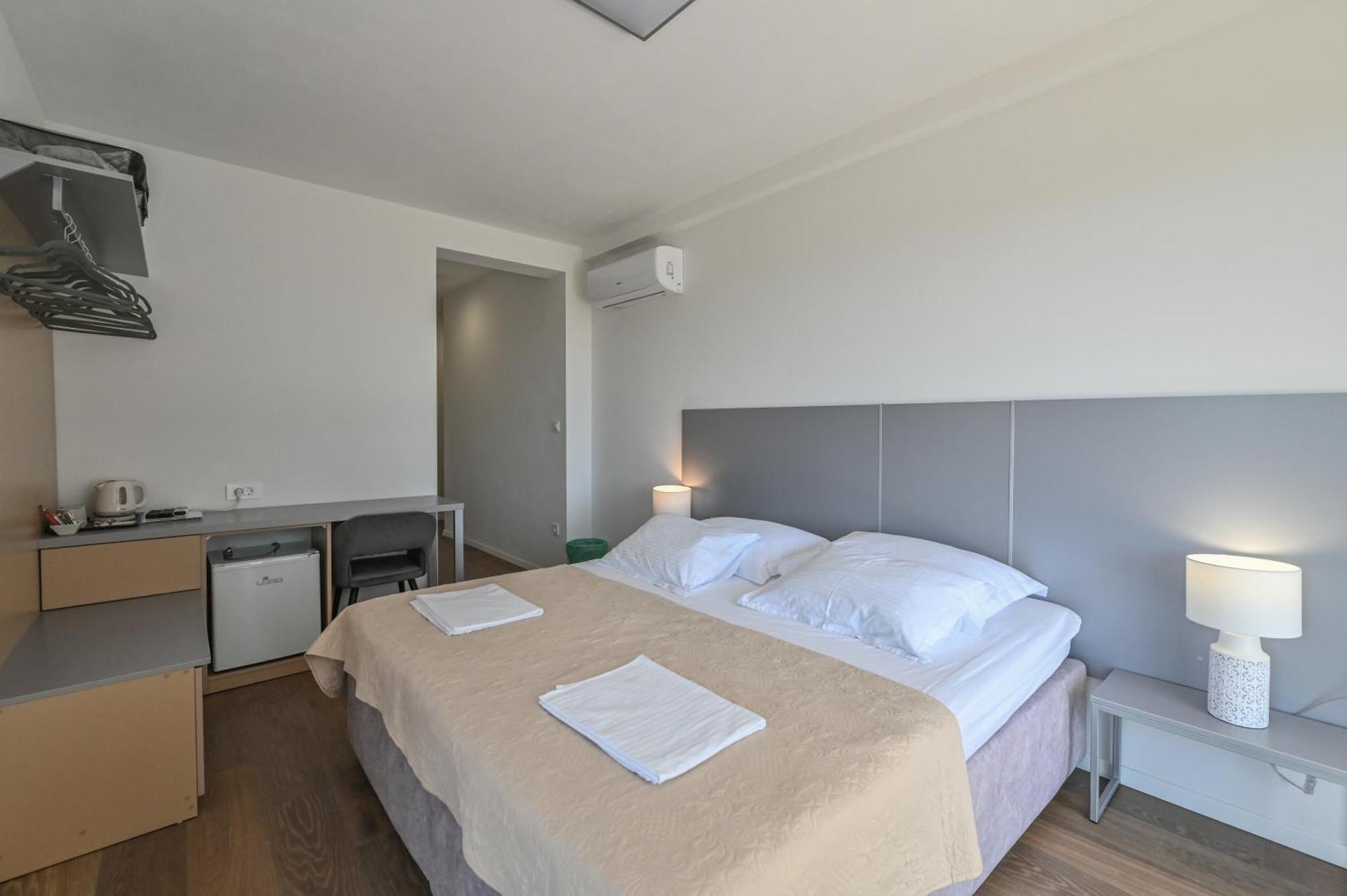 Villa Cala, Hotel Rooms&Apartments Новаля Екстериор снимка