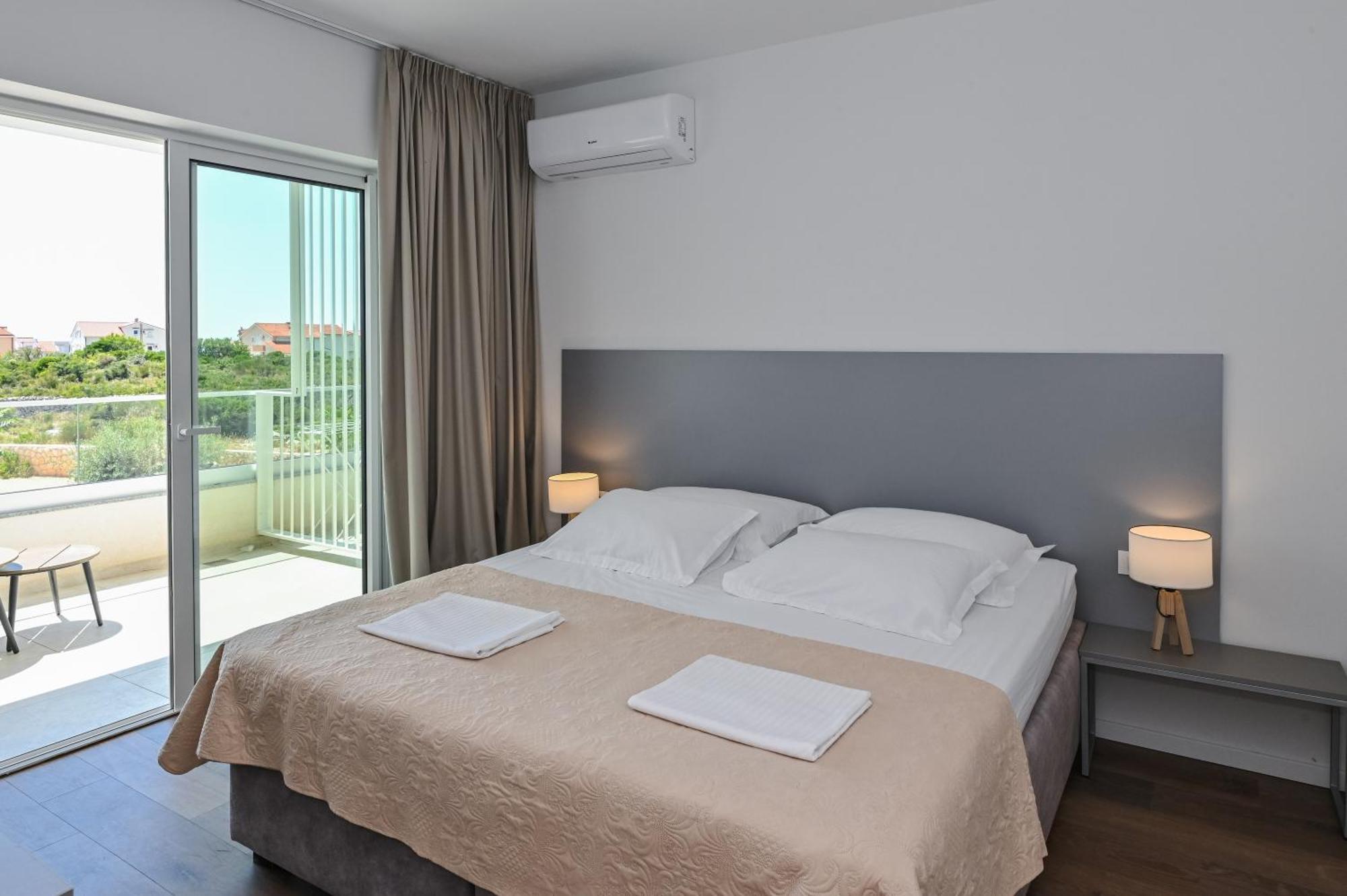 Villa Cala, Hotel Rooms&Apartments Новаля Екстериор снимка